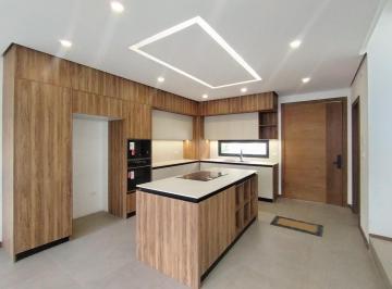 Casa · 226m² · 3 Habitaciones · 2 Estacionamientos · Casa en Venta La Primavera – Cumbayá | 3 Plantas - Doble Altura - Jardín - Diseño Funcional