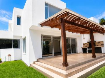 Casa · 256m² · 3 Habitaciones · 2 Estacionamientos · Casa en Venta en La Viña Tumbaco No Adosada Jardín