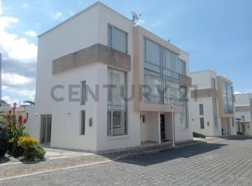 Casa · 215m² · 3 Habitaciones · 2 Estacionamientos · Renta de Casa Tumbaco Sector El Coral_supermaxi