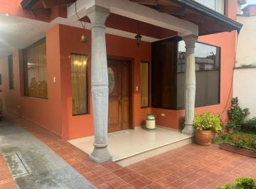 Casa de 3 habitaciones, Quito · Casa en Venta en Lomas de Monteserrín con Jardín, Terraza y 4 Parqueaderos