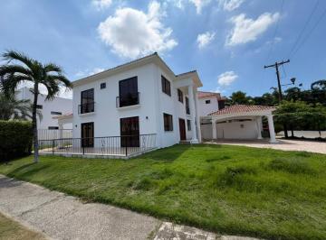 Casa de 4 habitaciones, Guayaquil · Se Vende Casa Esquinera en Estancias del Rio Via Samborondon