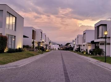 Casa · 197m² · 3 Habitaciones · 2 Estacionamientos · Casa en Venta Moderna Sector Hilacril