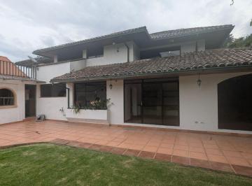 Casa · 569m² · 3 Habitaciones · 2 Estacionamientos · Casa en Venta Dentro de Urbanizacion, Cerca Al Reservorio de Cumbayá.