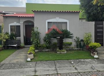 1 Planta:
Sala, Comedor, Cocina con anaqueles altos y bajos
Patio Lateral amplio · Se Vende Propiedad Esquinera en Urb La Joya Etapa Zafiro