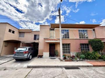 Casa de 3 habitaciones, Quito · Casa en Venta en Mirasierra 165 m²