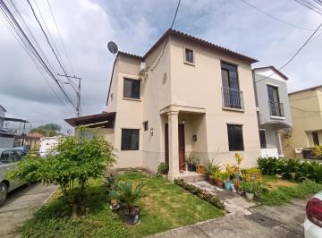 Casa de 3 habitaciones, Guayaquil · Vendo Casa Esquinera en Urbanización Veranda. Av Narcisa de Jesús - A. Jurado