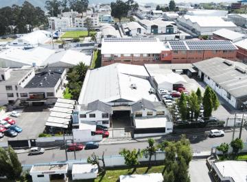 Bodega-Galpón · 1964m² · 6 Habitaciones · 4 Estacionamientos · Galpón Más Oficinas a La Venta en Carcelén Industrial