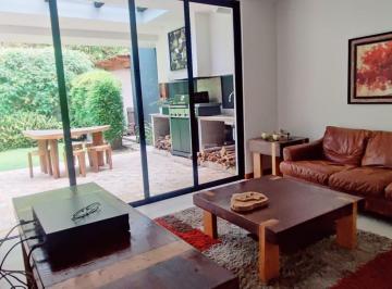 Casa · 393m² · 3 Habitaciones · 4 Estacionamientos · Vendo Casa Moderna en Cumbayá, Urbanizacion Privada