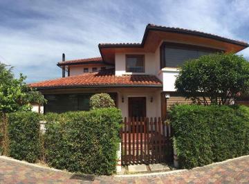 Casa · 402m² · 2 Estacionamientos · Casa de Venta en Precio de Oportunidad Dentro de Urbanización en Cumbayá