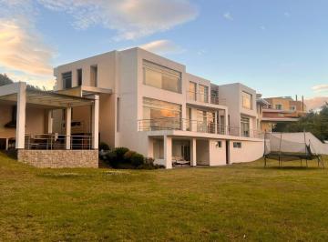 Casa · 1800m² · 4 Habitaciones · 8 Estacionamientos · Renta Casa de Lujo de 4 Dorm. en Urbanización Exclusiva Rincón del Valle