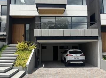 Casa · 304m² · 3 Habitaciones · 4 Estacionamientos · Casa de Renta por Estrenar en La Viña Dentro de Conjunto, Moderna, Segura (Cr)