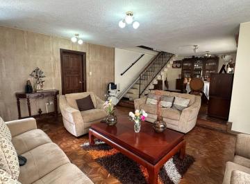 Casa de 4 habitaciones, Quito · Casa Esquinera en Venta – Monteserrín | Ideal Para Comercio o Vivienda