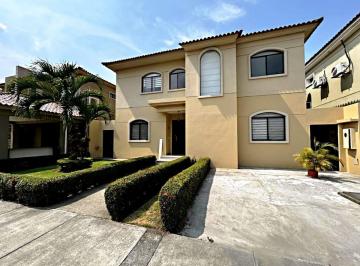 Casa · 308m² · 5 Habitaciones · 2 Estacionamientos · Samborondón, Hermosa Casa en Venta, 308 m²