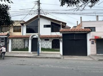 Casa de 3 habitaciones, Riobamba · Casa de Venta en Av Comercial
