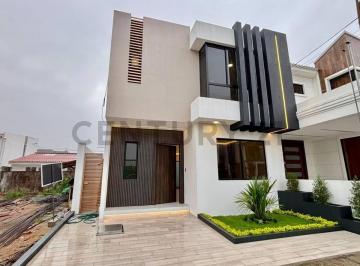 Casa · 148m² · 3 Habitaciones · 2 Estacionamientos · Venta de Casa en Urb. San Antonio, Vía a Salitre