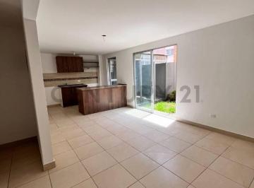 Casa · 186m² · 4 Habitaciones · 2 Estacionamientos · En Venta Linda Casa de 3 Pisos