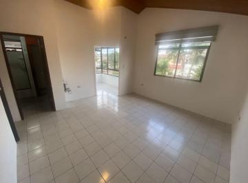 Casa · 132m² · 4 Habitaciones · 2 Estacionamientos · Casa en Alquiler de Espacios Cómodos con 4 Habitaciones en Urdesa Central