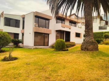 Casa de 4 habitaciones, Quito · Arriendo Casa Urbanización Miravalle Cumbaya