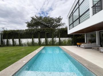Casa · 513m² · 3 Habitaciones · 4 Estacionamientos · Casa con Piscina de Venta en Tumbaco