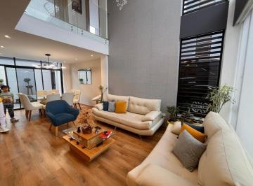 Casa · 185m² · 3 Habitaciones · 2 Estacionamientos · Casa de Venta en Santa Lucia Norte de Quito