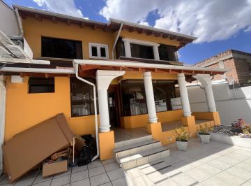 Casa · 457m² · 4 Habitaciones · 2 Estacionamientos · Casa Ideal Para Vivienda, Negocio U Oficina en Venta en El Batan Alto