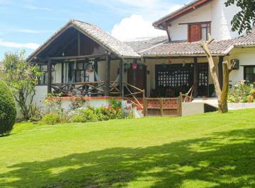 Hacienda-Quinta · 400m² · 4 Habitaciones · 20 Estacionamientos · Quinta de Venta en Guayllabamba con Piscina y Plaza de Toros