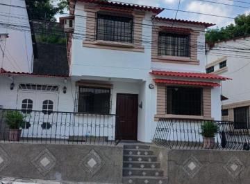 Casa de 3 habitaciones, Guayaquil · Villa en Venta en Alborada 10 Ma | Zona de Alta Demanda 2 Parqueos