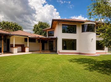 Casa de 4 habitaciones, Quito · Vendo Casa La Comarca Cumbayá Urbanización Seguridad Lujo Ubicación Estratégica Áreas Comunales