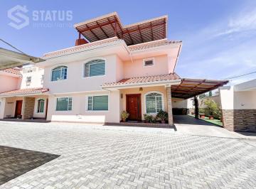 Casa · 142m² · 3 Habitaciones · 2 Estacionamientos · Venta de Casa Sector Capelo Cerca del Centro Educativo Seminovych - Sevy