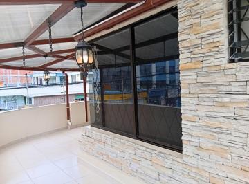 Terraza con vista a calles principales · Venta Departamento Esquinero La Kennedy