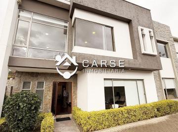 Casa · 289m² · 3 Habitaciones · 1 Estacionamiento · Sensacional y Elegante Casa en Venta en Challuabamba, Sector Apangoras, a 3 Minutos de La Megatienda