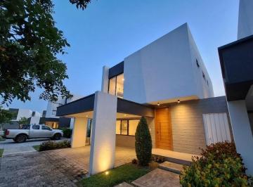 Fachada · Casa de Alquiler de 2 Dorm. en Urb. La Costa, Nuevo Samborondón con Acabados Modernos