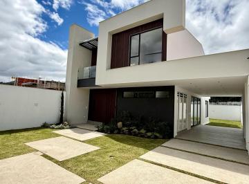 Casa · 309m² · 3 Habitaciones · 3 Estacionamientos · Casa con Área Verde - Challuabamba