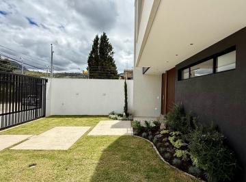 Casa · 340m² · 4 Habitaciones · 3 Estacionamientos · Casa con Área Verde - Challuabamba