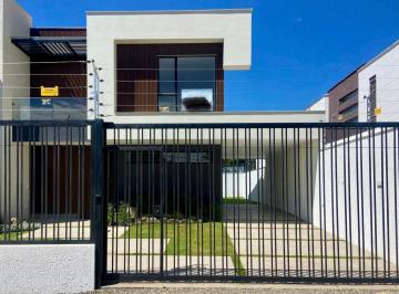 Casa · 309m² · 3 Habitaciones · 3 Estacionamientos · Casa con Área Verde - Challuabamba