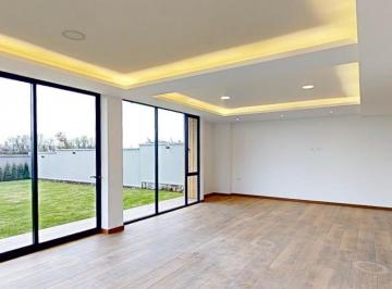 Casa · 551m² · 4 Habitaciones · 4 Estacionamientos · Casa en Monteserrín