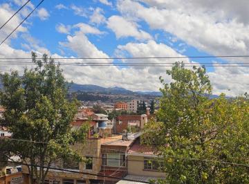 Casa de 4 habitaciones, Cuenca · Vendo Casa con Jardin y Vista en Av 10 de Agosto - Alta Plusvalia Cuenca - Cerca Al Centro Históric
