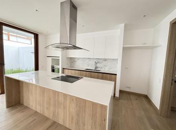 Casa · 360m² · 3 Habitaciones · 2 Estacionamientos · Casa de Venta por Estrenar en La Ruta Viva