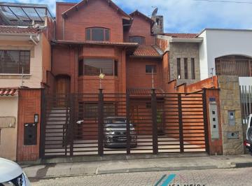 Casa · 338m² · 3 Estacionamientos · Casa - Monay
