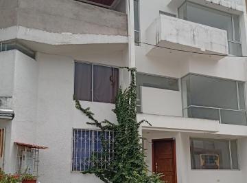 Casa · 243m² · 4 Habitaciones · 1 Estacionamiento · Casa en Norte de Quito