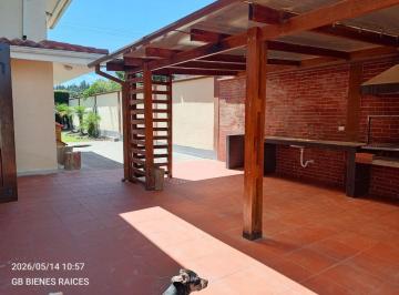 Casa de 4 habitaciones, Quito · Rento Casa Cerca de Área Comercial con Patio y Pérgola Ideal Para Vivienda o Restaurante (Ao)