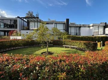 Casa de 3 habitaciones, Quito · Exclusiva Casa Moderna en Arriendo. en Conjunto Exclusivo con Piscina, Gym y Cine.