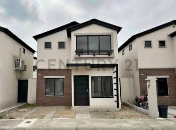 Casa · 94m² · 4 Habitaciones · 1 Estacionamiento · Venta Casa de Estreno de 4 Dorm. en Urbanización Los Prados Etapa 3