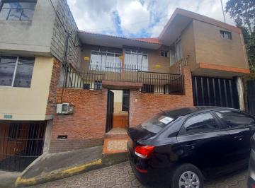 Casa de 5 habitaciones, Quito · Venta de Casa con Dos Departamentos en La Argelia