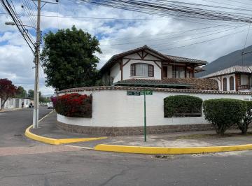 Fachada principal · Casa Familiar con Jardín en Zona Residencial Tranquila