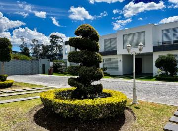 Casa de 3 habitaciones, Quito · ¡Casa en Venta en Conjunto – Sector La Cerámica!