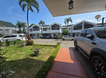 Casa de 4 habitaciones, Guayaquil · Vendo Casa en Urbanización El Manantialfrente a Mac Donald / Los Ceibos