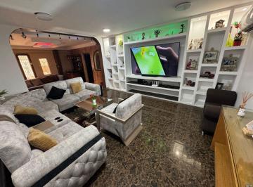 Casa de 4 habitaciones, Guayaquil · Se Vende Casa de 5 Dorm. en Urdesa Norte, Sector con Portón.