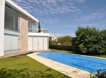 Casa · 240m² · 2 Habitaciones · 5 Estacionamientos · Casa - Puembo