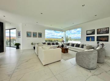 Casa · 525m² · 4 Habitaciones · 9 Estacionamientos · Casa de Venta en Pillagua